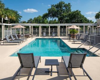 Residence Inn by Marriott Charleston Riverview - צ'רלסטון - בריכה
