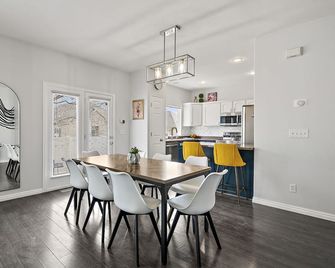 Spacious family fave w/fenced yard, games & BBQ! - South Jordan - Comedor