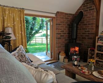 Enchanting Rural Setting In The Garden Of England - Chilham - Living room