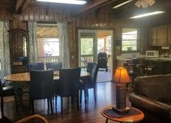 'Save a penny- gain an experience' with a stay at Petite Retreat. - Ruidoso - Dining room