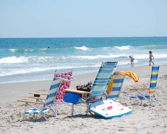 Cozy 2-bdrm cottage 2nd floor in quiet south end Ocean City. AC, WiFi, big deck. - Ocean City - Beach