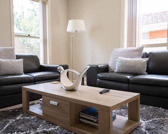 Franklin Villa, Central, Comfy & Convenient - Orange Springhill - Salon