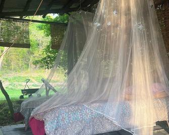 Off-grid creekside treehouse w/fire-pit, hammock - Greeneville