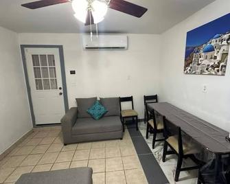 Charming 2-bedroom apartment with WiFi, AC in superb Laredo - Laredo - Sala de estar