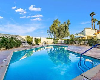 Idyll in the Desert - Immaculate Palm Desert Getaway - Palm Desert - Pool