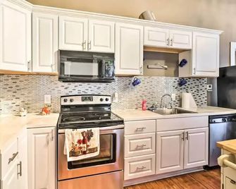 Stylish Vicksburg Apt with Porch - 2 Mi to Casino! - Vicksburg - Kitchen