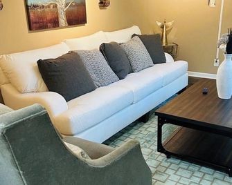 Quiet Country Cottage – Near Caney Lake in Jonesboro - Jonesboro - Living room