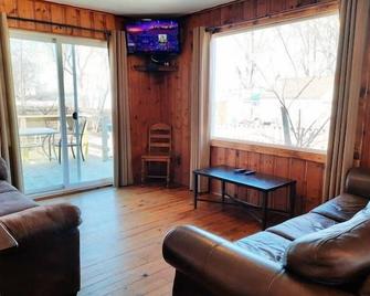 2 Bedroom Cottage 100 yards to water. Dock & Ramp. - Lakeside - Living room