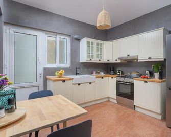 Melita City Apartment - Rhodes - Kitchen