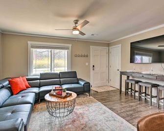 Cozy Murfreesboro Home w/ Furnished Patio! - Murfreesboro - Living room