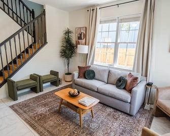 Luxury 3br Townhome Minutes To The Beach - Clearwater - Living room