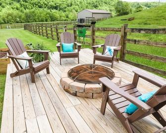 Buffalo Mountain Getaway Cottage - Willis - Patio