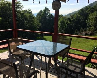 Alarka Cabin Guest House With Great Mountain Sunsets And Wifi Included - Bryson City - Balcony