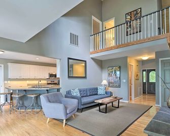 Grand Pisgah Forest Home on Secluded 5 Acres! - Pisgah Forest - Living room