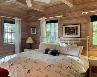 Vacation at 'The Boat House', Private Beach, Near Harbor Springs - Harbor Springs - Bedroom
