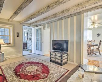 Farmhouse on River, 12 Miles to Liberty Mountain - Taneytown - Living room