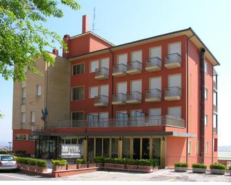 Hotel 3 Querce - Camerano - Budova