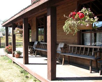 Rustic Pet-Friendly Cabins on Working Horse Ranch near 70 Mile House, British Columbia - 100 Mile House - Innenhof