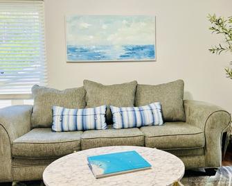 Cozy 3-Bedroom Getaway - Raleigh - Living room