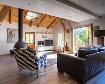 Chalet Suay is a gorgeous 18th Century farmhouse in Servoz near Chamonix - Servoz - Salon