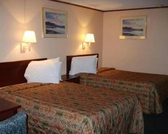 Budgetel Inn & Suites - Columbus - Bedroom