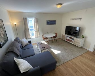 Cozy in-town Bar Harbor apt! - Bar Harbor - Living room
