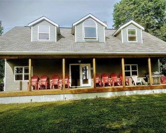 Port Loring Vacation Home with Starlink - Port Loring - Building