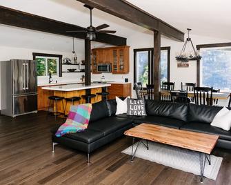 Beautiful Waterfront 4 Season Lake House - Eagle Lake - Sala de estar