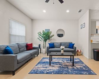 Texas Grand Retreat! - Tyler - Living room