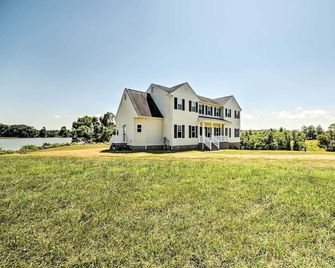 Waterfront Montross Home w/ Private Boat Slip! - Montross - Edificio