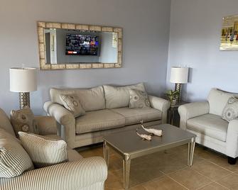 New East End Villa with Stunning views- spacious, modern & Beautiful. - Christiansted - Living room