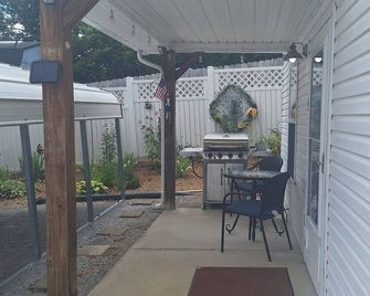 The Hive -Two Bedroom located in the foothills of the Appalachian Mountains! - Greeneville - Binnenhof