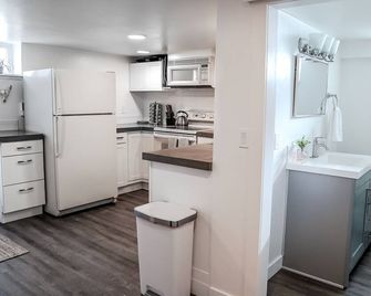 Glacier Retreat! Modern, Clean Cowispell Flat: Walk to Downtown Kalispell - Kalispell - Cuisine