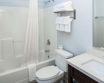 Luxbury Inn & Suites - Maryville - Bathroom