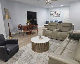 The Pool Palace - Modern 2500 sq ft 2-bdrm apartment w/ an enclosed heated pool! - Bethlehem - Living room