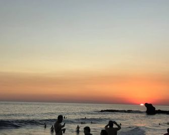 Islas Surf Studio • A/C + WiFi + Cocina • Dentro de El Tunco - Santa María Mizata