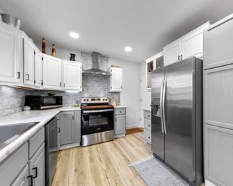 5 bedroom/6 bed 2 bath house close to Shattuck St Mary's - Faribault - Küche