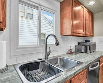 The Charming Home: 3-bedroom house, blocks to downtown Champaign, with WiFi, AC - Champaign - Kitchen