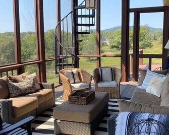 One Of A Kind Home in VA Wine Country on 50 acres - Culpeper - Balkon