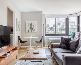 Shining Tribeca Studio W/ Indoor Pool + Gym By Blueground - New York - Living room