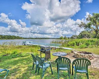 Historic Crescent City Studio - Lakefront with Dock! - Crescent City - Patio