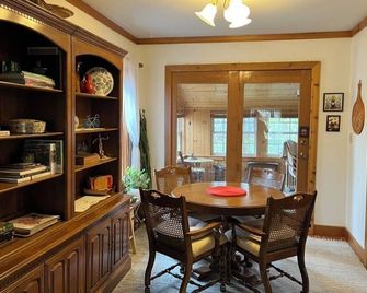 Stone's Throw Cottage - Centrally located 2-bedroom with newly remodeled kitchen - La Crosse - Dining room