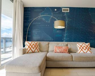 Amazing Condo 5 min walk from Beach, north water views! - Hallandale - Living room