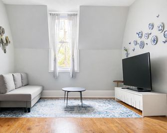 Village Heritage Suite with Full Kitchen & King Bed - Merrickville
