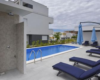 بول أبارتمنتس آند رومز ماري - نوفالجا - حوض السباحة