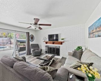 4-bedroom house w/4th room as private separate suite w/POOL - Yuba City - Salon