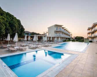 Chrissy's Paradise - Agia Pelagia - Piscine