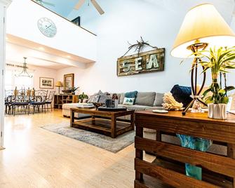 Amazing Intercostal Waterway Home At Holden Beach - Holden Beach - Living room