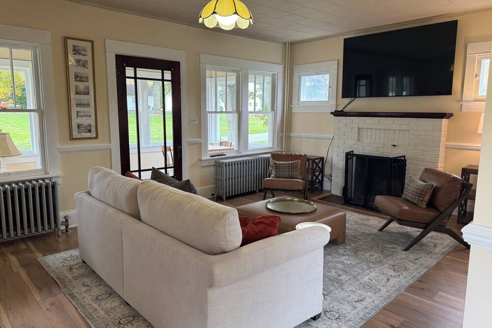 Welcome to Duck Run! A tranquil farmhouse located just outside of Mackeyville.