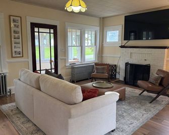 Welcome to Duck Run! A tranquil farmhouse located just outside of Mackeyville. - Mill Hall - Living room